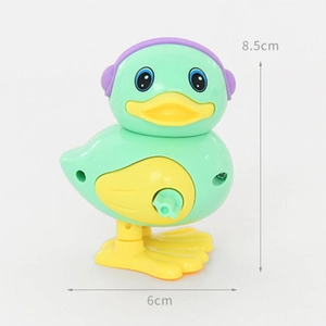 Détail d'un canard jouet mécanique coloré mesurant 8,5 cm de haut et 6 cm de large