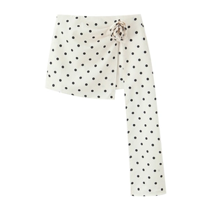 Mini-jupe à pois avec fleur 3D et ruban fluide sur fond crème de style élégant