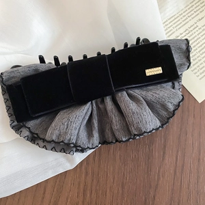 Détail de la pince à cheveux en tissu avec nœud en velours et plaque dorée LOVEDAYS