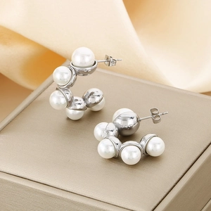 Boucles d'oreilles créoles en acier inoxydable avec perles blanches sur soie dorée