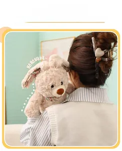 Detalle de conejo de peluche suave con tela floral en orejas y bufanda a juego