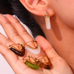 U-shaped 18K gold plated stainless steel and multicolor resin hoop earrings on model