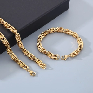 Dettaglio del set catena imperiale dorata con chiusura a moschettone e scatola regalo