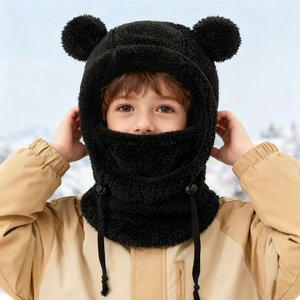 Gros plan d'une cagoule en peluche noire avec oreilles d'ours et cordons ajustables