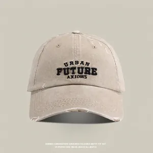 Dettaglio del cappello in cotone kaki con ricamo Urban Future Axioms ricamato