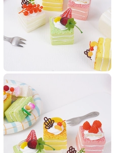 Détail de squishies de gâteau mousse carrés réalistes avec garniture fraise et chocolat