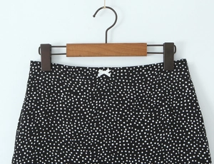 Detail eines Vintage-Punkterocks mit einer kleinen weißen dekorativen Schleife an der Taille