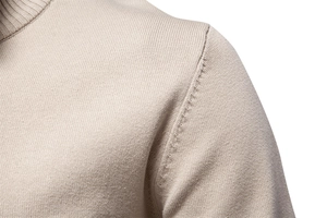 Gros plan du col côtelé et des coutures d'épaule sur un pull en coton tricoté beige
