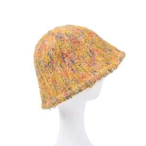 Dettaglio del cappello pescatore in maglia arcobaleno con texture calda e filato misto