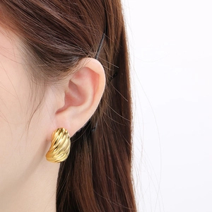 Boucles d'oreilles créoles C en acier inoxydable plaqué or 18k avec texture rayée