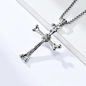 Makroansicht des polierten Titanstahl-Knochenkreuz-Anhängers mit Edelstahl-Boxkette