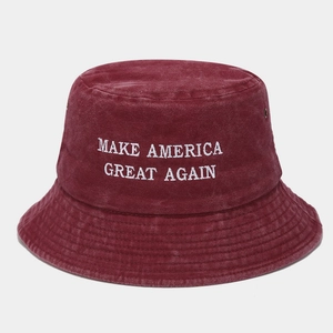 Détail du chapeau bob en coton lavé rouge avec broderie blanche MAKE AMERICA GREAT AGAIN