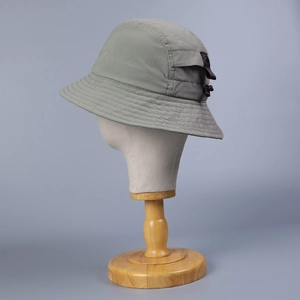 Détail du chapeau de randonnée ripstop gris-vert avec cordon de serrage réglable