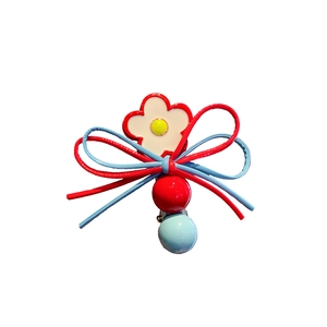 Barrette à cheveux fleurie en cuir avec nœud et perles cœur aux couleurs vives contrastées