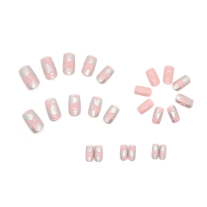 Faux ongles mi-longs rose et argent avec motifs d'étoiles évidées sur fond blanc