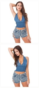 Detalle de conjunto top corto halter denim azul y pantalones cortos con hebillas metálicas