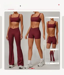 Ensemble de yoga bordeaux avec brassière carrée, legging évasé et short de fitness