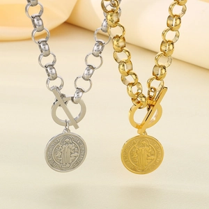 Détail de colliers en acier inoxydable argent et or avec pendentifs portrait et fermoir OT