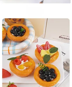Macro-detail van fruit eier-tart modellen met realistische korst en levendige fruitvullingen