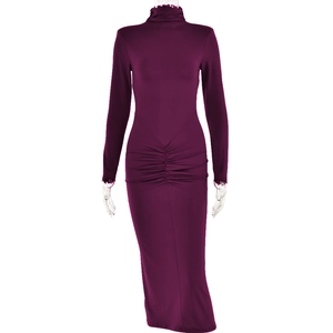 Vue détaillée d'une robe violette à manches longues avec col montant et plis à la taille