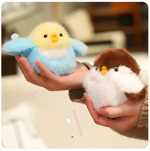 Gros plan de pendentifs oiseaux en peluche douce avec texture moelleuse et yeux mignons