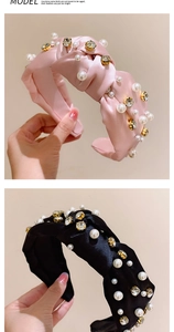 Detail von Stoffknoten-Stirnbändern mit weißen Perlen und funkelnden Gold-Rhinestones