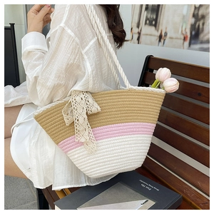 Détail du sac tissé avec rayures kaki rose et délicat nœud papillon en dentelle