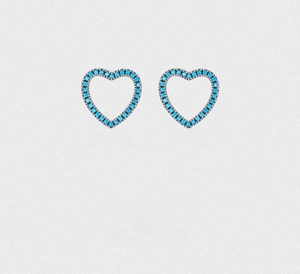 Détail de boucles d'oreilles cœur en argent s925 avec pierres turquoise et pavé