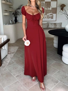 Detail eines eleganten dunkelroten Kleides mit Puffärmeln und Miederoberteil