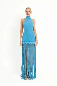 Détail de la robe de soirée en velours bleu à col montant avec franges longues et texture