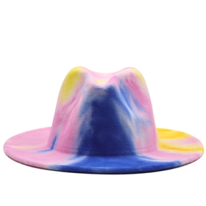 Sombrero fedora de colores tie-dye con degradados vibrantes de rosa, azul y amarillo