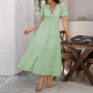 Grünes V-Ausschnitt Kleid mit kurzen Ärmeln, hoher Taille und Schlitz im Urlaubsstil