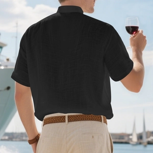 Schwarzes Herren-Leinenhemd mit kurzen Ärmeln, von hinten am Luxus-Yachthafen gezeigt