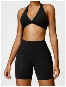 Vue de face d'un ensemble de yoga noir avec short taille haute et brassière dos nu