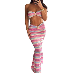 Ensemble tricot deux pièces rayé avec haut bustier et jupe longue avec étoile de mer