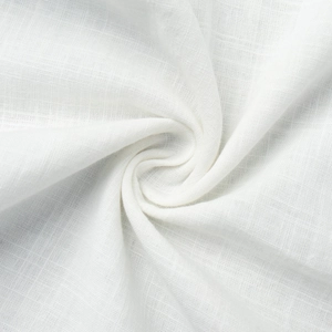 Détail du tissu en coton et lin blanc montrant le tissage respirant et les plis doux