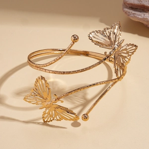 Bracelet de bras spirale papillon doré ajouré avec un design métallique au style minimaliste