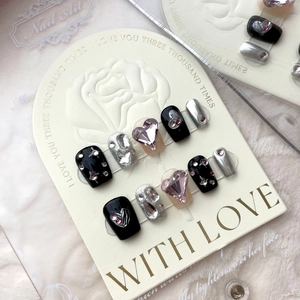 Unghie finte corte con strass a cuore nero rosa e dettagli in glitter argento