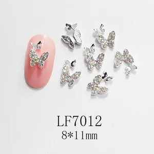 Detalle de dijes de mariposa 3D para uñas con diamantes de imitación iridiscentes y plata