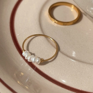 Anello in acciaio al titanio dorato con eleganti perle naturali barocche d'acqua dolce