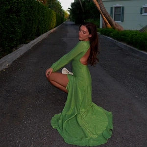 Robe verte à paillettes avec dos nu sexy et fente haute sur l'ourlet sirène