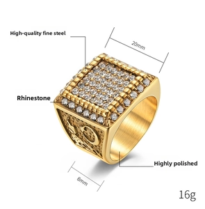 Dettaglio di un grande anello da uomo in oro con strass di cristallo e fascia in acciaio