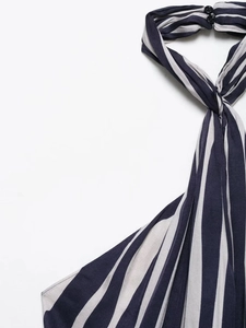 Detail von marineblau gestreiftem Neckholder-Top mit Doppelknopfverschluss und Stofftextur
