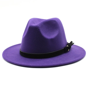 Dettaglio cappello fedora in feltro viola con fascia in pelle nera e fibbia dorata