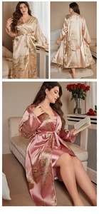 Detailansicht des Satin-Bademantels mit Blumenmuster, Camisole und passendem Gürtel