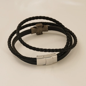 Mehrlagiges schwarzes Lederarmband für Herren mit silbernem Kreuz und Magnetverschluss