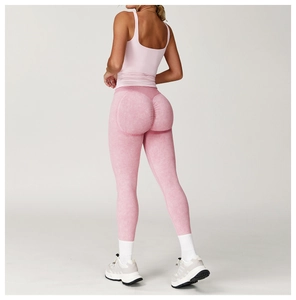 Detailansicht der pinkfarbenen nahtlosen Yogahose mit Scrunch-Butt-Lifting-Design