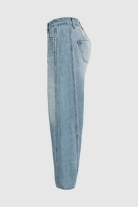 Detailansicht der hellblauen Banana-Jeans mit Fokus auf Seitennähte und Denim-Textur