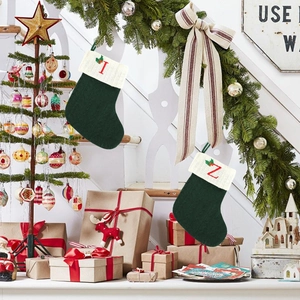 Chaussettes de Noël en tricot vert avec revers blancs et lettres rouges T et Z