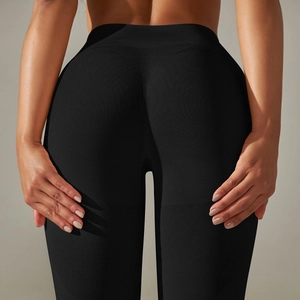 Dettaglio dei leggings da yoga neri senza cuciture con effetto push-up e maglia traspirante